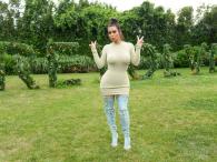 Kim Kardashian w obcisłym swetrze podkreśla sylwetkę
